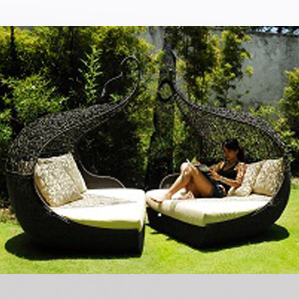 Outdoor Wicker Canopy Bed - Twist
